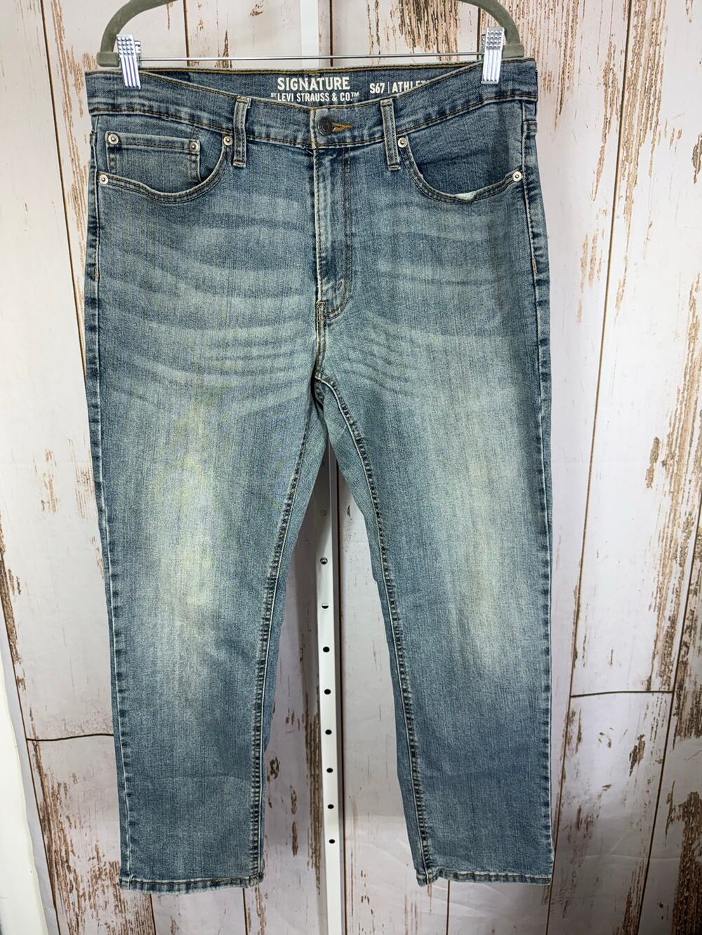 Levi's Signature Jeans. Size 34x30. Athletic Fit. Excellent condition!